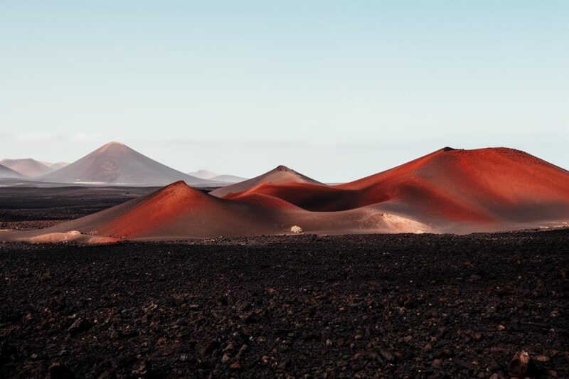 Schwarze Lavafelder und Vulkankegel auf Lanzarote